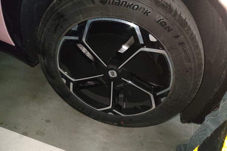 Used Xiaomi Auto YU7 2025 Ultra-Long Range Rear-Wheel Drive Version Right Front Wheel Hub