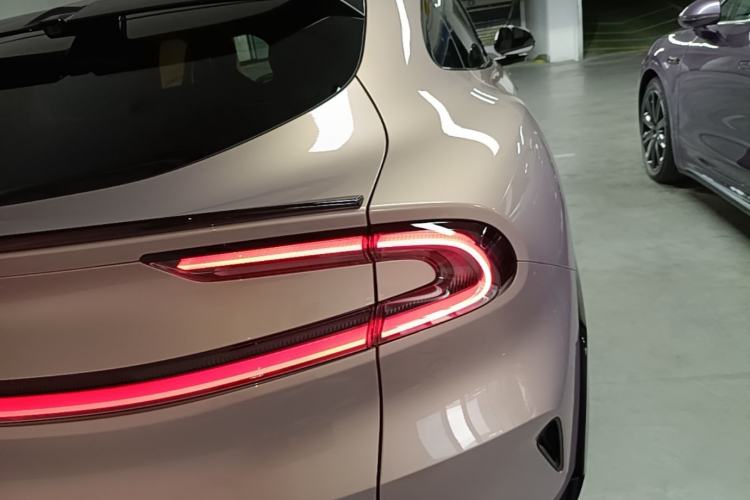 Used Xiaomi Auto YU7 2025 Ultra-Long Range High-Performance All-Wheel-Drive Max Edition Right Rear Taillight