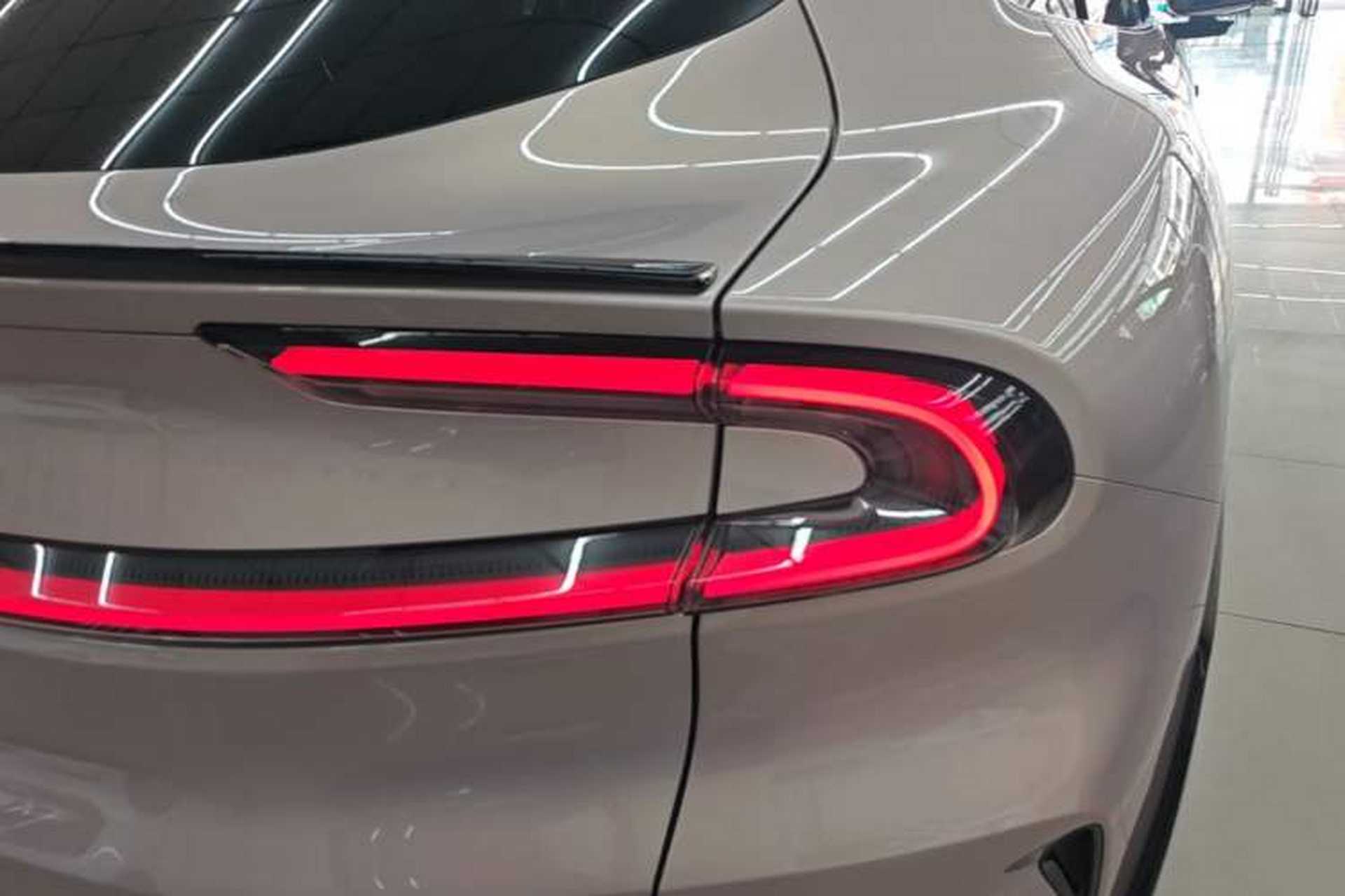 Used Xiaomi Auto YU7 2025 Ultra-Long Range All-Wheel Drive Pro Version Right Rear Taillight