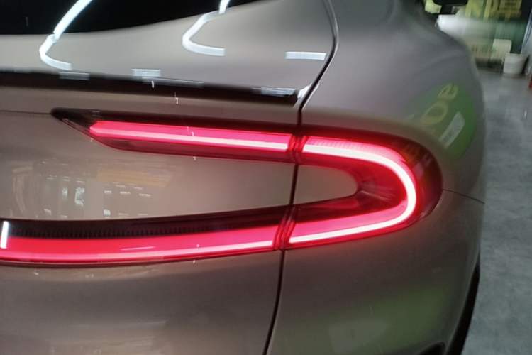Used Xiaomi Auto YU7 2025 Ultra-Long Range Rear-Wheel Drive Version Right Rear Taillight