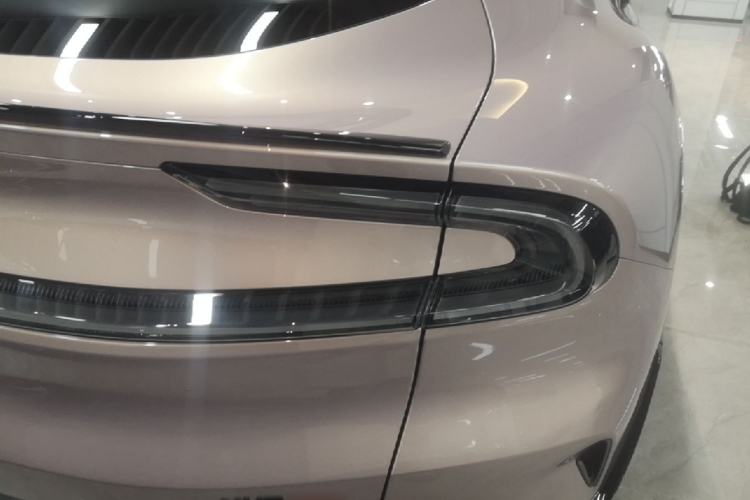 Used Xiaomi Auto YU7 2025 Ultra-Long Range High-Performance All-Wheel-Drive Max Edition Right Rear Taillight
