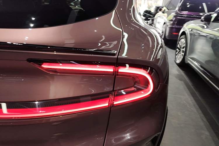 Used Xiaomi Auto YU7 2025 Ultra-Long Range High-Performance All-Wheel-Drive Max Edition Right Rear Taillight