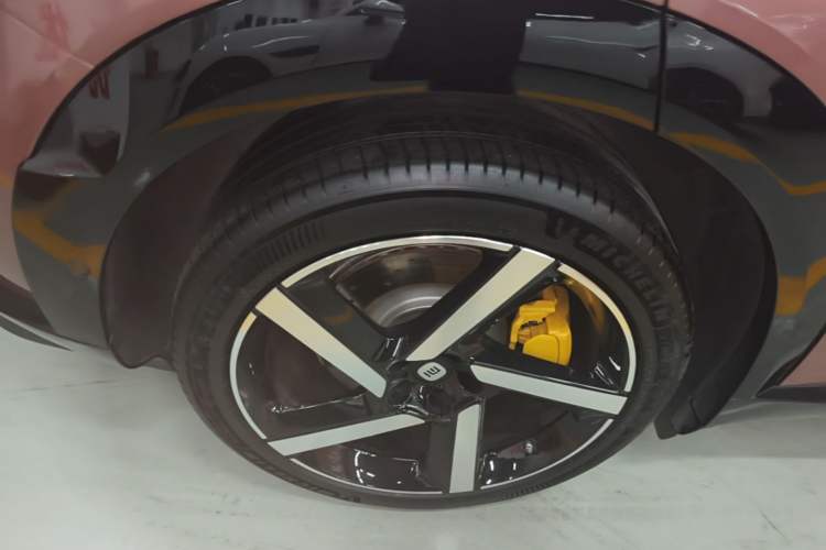 Used Xiaomi Auto YU7 2025 Ultra-Long Range High-Performance All-Wheel-Drive Max Edition Right Rear Wheel Hub