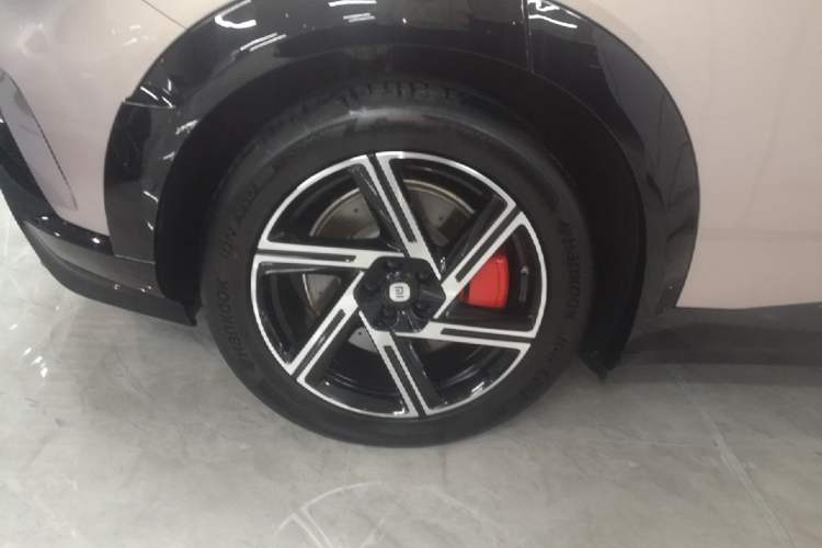 Used Xiaomi Auto YU7 2025 Ultra-Long Range High-Performance All-Wheel-Drive Max Edition Right Rear Wheel Hub