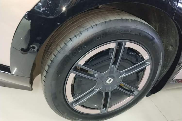 Used Xiaomi Auto YU7 2025 Ultra-Long Range Rear-Wheel Drive Version Right Rear Wheel Hub