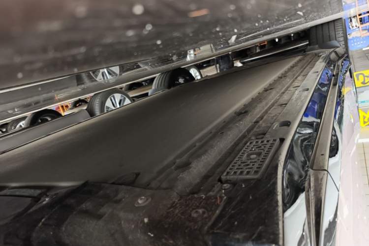 Used Xiaomi Auto YU7 2025 Ultra-Long Range High-Performance All-Wheel-Drive Max Edition Right Side Sill