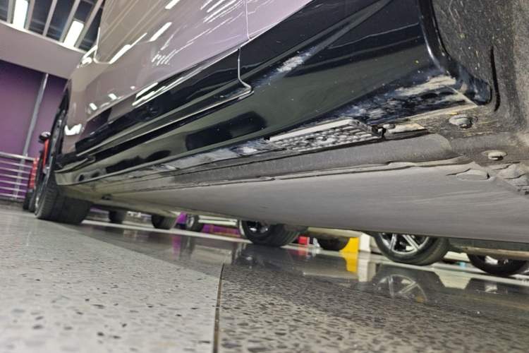 Used Xiaomi Auto YU7 2025 Ultra-Long Range High-Performance All-Wheel-Drive Max Edition Right Side Sill