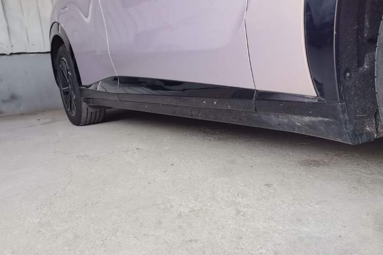 Used Xiaomi Auto YU7 2025 Ultra-Long Range High-Performance All-Wheel-Drive Max Edition Right Side Sill