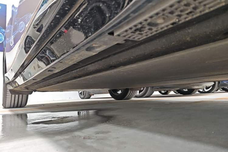 Used Xiaomi Auto YU7 2025 Ultra-Long Range Rear-Wheel Drive Version Right Side Sill