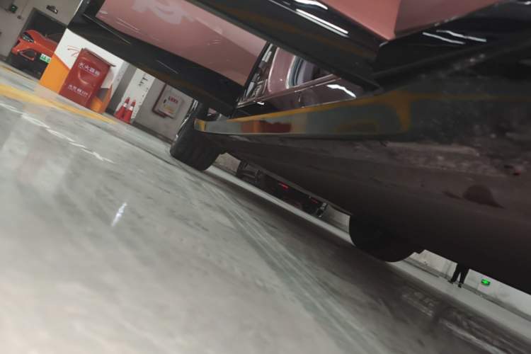 Used Xiaomi Auto YU7 2025 Ultra-Long Range High-Performance All-Wheel-Drive Max Edition Right Side Sill