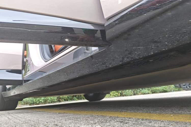 Used Xiaomi Auto YU7 2025 Ultra-Long Range All-Wheel Drive Pro Version Right Side Sill
