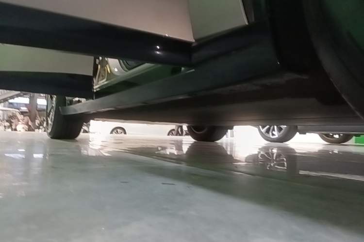 Used Xiaomi Auto YU7 2025 Ultra-Long Range Rear-Wheel Drive Version Right Side Sill
