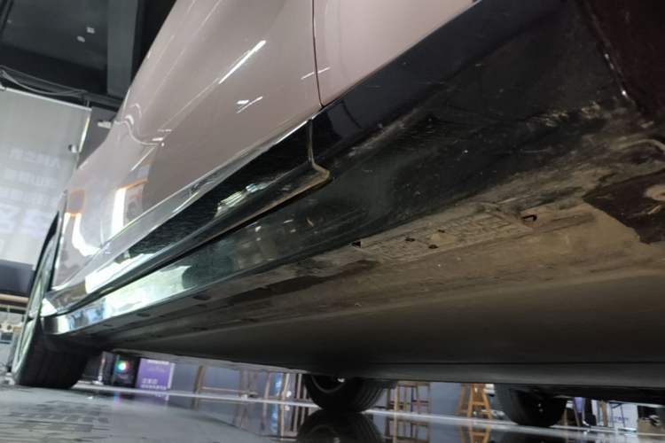 Used Xiaomi Auto YU7 2025 Ultra-Long Range Rear-Wheel Drive Version Right Side Sill