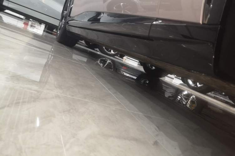 Used Xiaomi Auto YU7 2025 Ultra-Long Range High-Performance All-Wheel-Drive Max Edition Right Side Sill