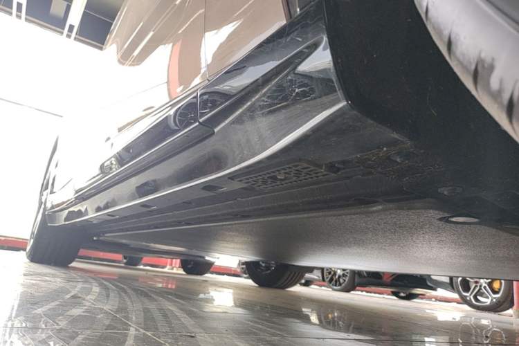 Used Xiaomi Auto YU7 2025 Ultra-Long Range All-Wheel Drive Pro Version Right Side Sill