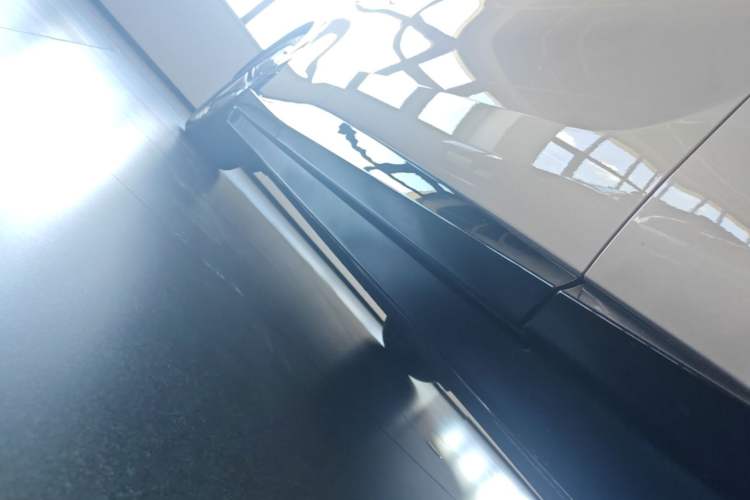 Used Xiaomi Auto YU7 2025 Ultra-Long Range High-Performance All-Wheel-Drive Max Edition Right Side Sill