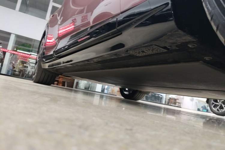 Used Xiaomi Auto YU7 2025 Ultra-Long Range Rear-Wheel Drive Version Right Side Sill