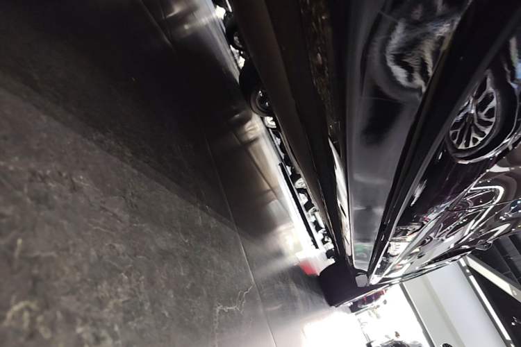 Used Xiaomi Auto YU7 2025 Ultra-Long Range High-Performance All-Wheel-Drive Max Edition Right Side Sill