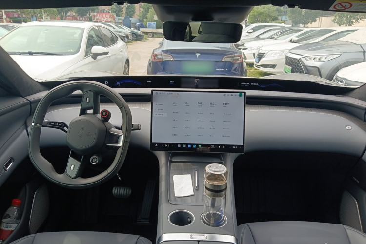 Used Xiaomi Auto YU7 2025 Ultra-Long Range High-Performance All-Wheel-Drive Max Edition Center Console