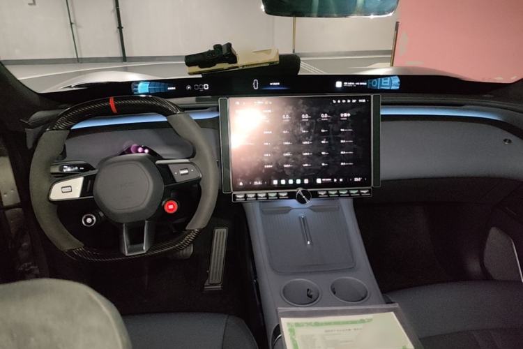 Used Xiaomi Auto YU7 2025 Ultra-Long Range High-Performance All-Wheel-Drive Max Edition Center Console