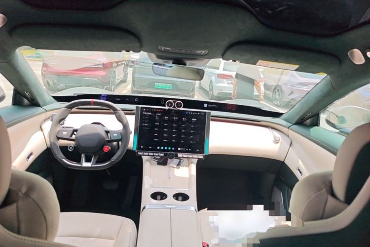 Used Xiaomi Auto YU7 2025 Ultra-Long Range High-Performance All-Wheel-Drive Max Edition Center Console
