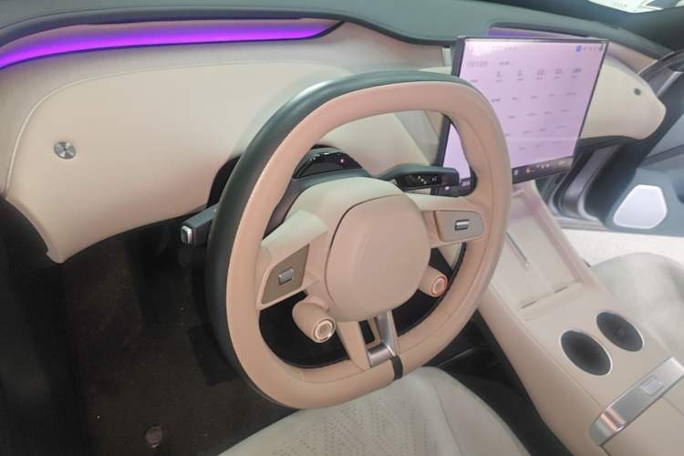 Used Xiaomi Auto YU7 2025 Ultra-Long Range Rear-Wheel Drive Version Center Console