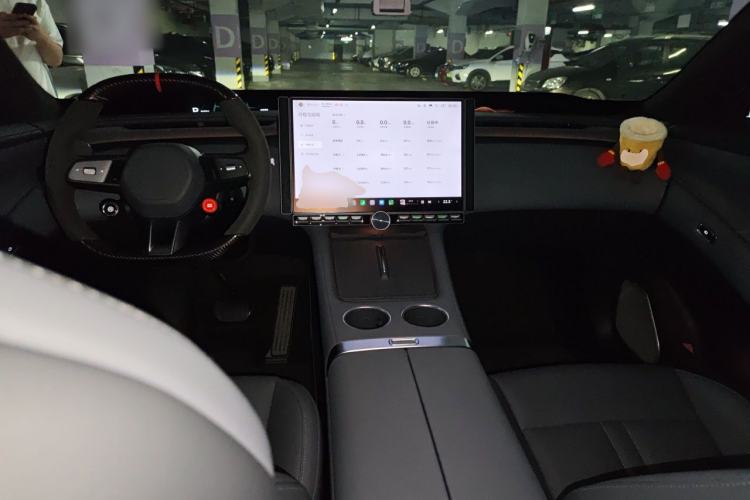 Used Xiaomi Auto YU7 2025 Ultra-Long Range High-Performance All-Wheel-Drive Max Edition Center Console