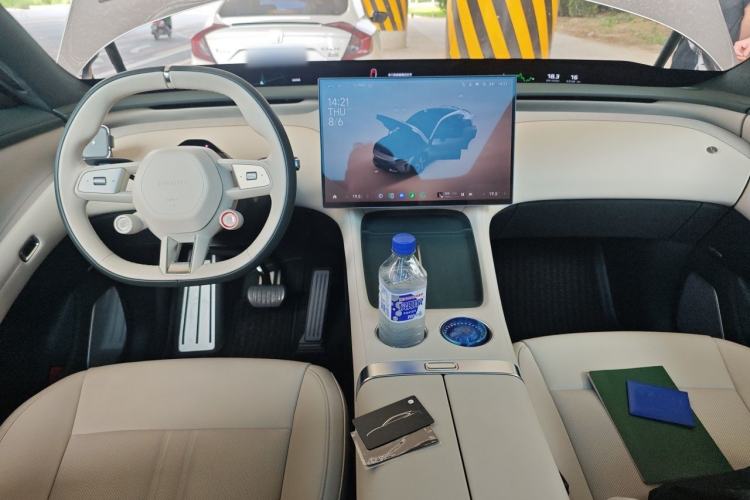 Used Xiaomi Auto YU7 2025 Ultra-Long Range High-Performance All-Wheel-Drive Max Edition Center Console