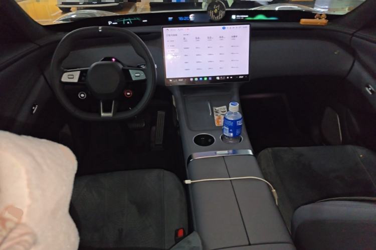 Used Xiaomi Auto YU7 2025 Ultra-Long Range High-Performance All-Wheel-Drive Max Edition Center Console