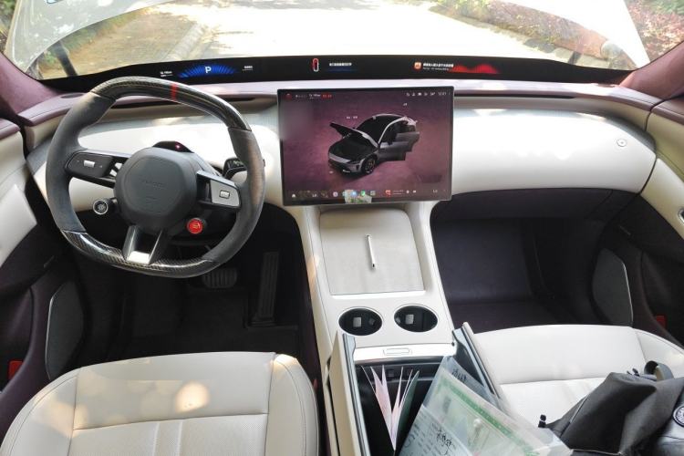Used Xiaomi Auto YU7 2025 Ultra-Long Range High-Performance All-Wheel-Drive Max Edition Center Console