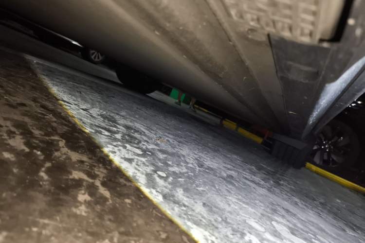 Used Xiaomi Auto YU7 2025 Ultra-Long Range High-Performance All-Wheel-Drive Max Edition Chassis Front Left