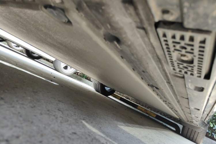 Used Xiaomi Auto YU7 2025 Ultra-Long Range High-Performance All-Wheel-Drive Max Edition Chassis Front Left
