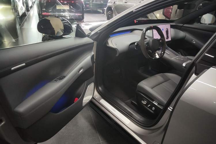 Used Xiaomi Auto YU7 2025 Ultra-Long Range Rear-Wheel Drive Version Driver Seat