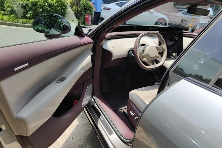 Used Xiaomi Auto YU7 2025 Ultra-Long Range High-Performance All-Wheel-Drive Max Edition Driver Seat