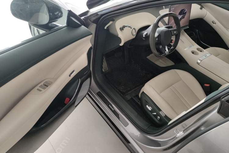 Used Xiaomi Auto YU7 2025 Ultra-Long Range High-Performance All-Wheel-Drive Max Edition Driver Seat