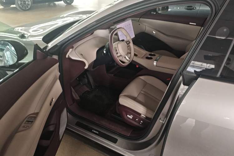 Used Xiaomi Auto YU7 2025 Ultra-Long Range High-Performance All-Wheel-Drive Max Edition Driver Seat