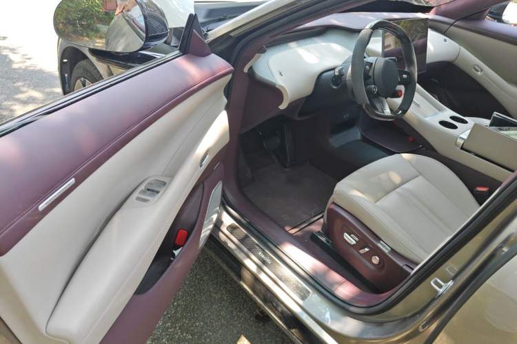 Used Xiaomi Auto YU7 2025 Ultra-Long Range High-Performance All-Wheel-Drive Max Edition Driver Seat