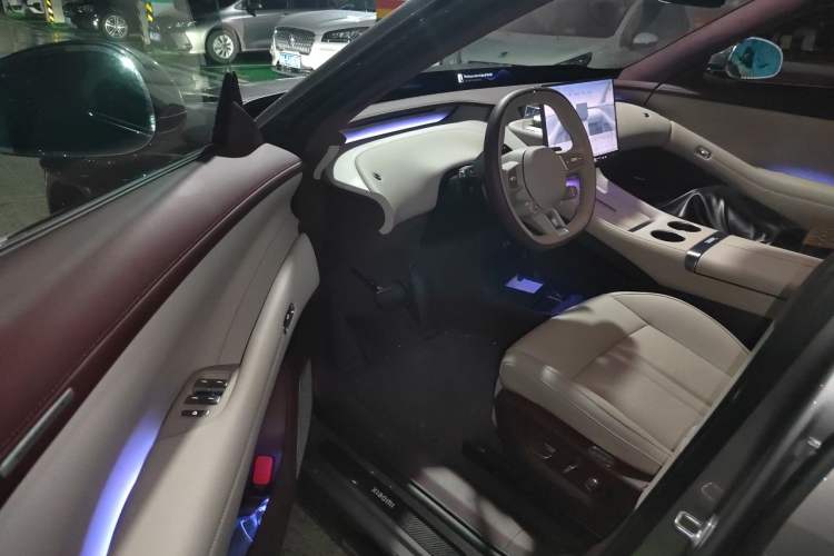Used Xiaomi Auto YU7 2025 Ultra-Long Range High-Performance All-Wheel-Drive Max Edition Driver Seat