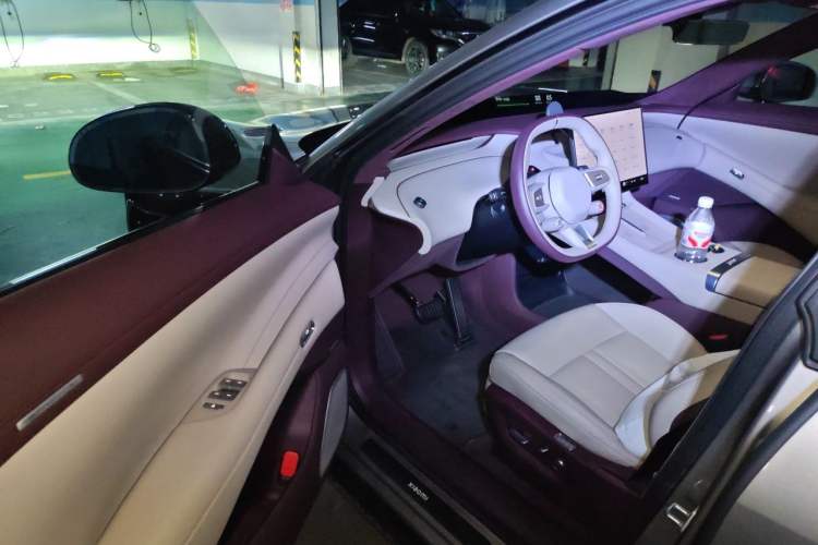 Used Xiaomi Auto YU7 2025 Ultra-Long Range High-Performance All-Wheel-Drive Max Edition Driver Seat