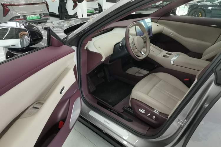 Used Xiaomi Auto YU7 2025 Ultra-Long Range High-Performance All-Wheel-Drive Max Edition Driver Seat