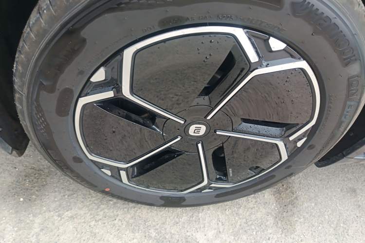Used Xiaomi Auto YU7 2025 Ultra-Long Range Rear-Wheel Drive Version Exterior 4