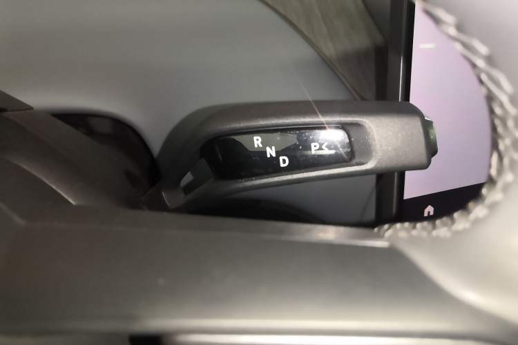 Used Xiaomi Auto YU7 2025 Ultra-Long Range Rear-Wheel Drive Version Gear Lever