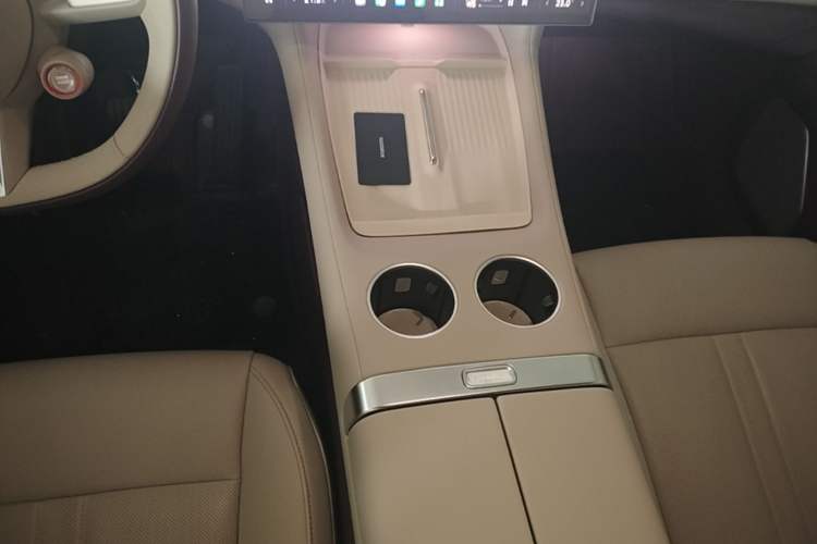 Used Xiaomi Auto YU7 2025 Ultra-Long Range High-Performance All-Wheel-Drive Max Edition Gear Lever