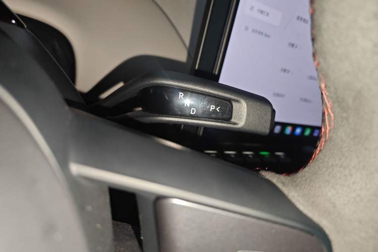 Used Xiaomi Auto YU7 2025 Ultra-Long Range High-Performance All-Wheel-Drive Max Edition Gear Lever
