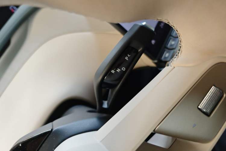 Used Xiaomi Auto YU7 2025 Ultra-Long Range Rear-Wheel Drive Version Gear Lever