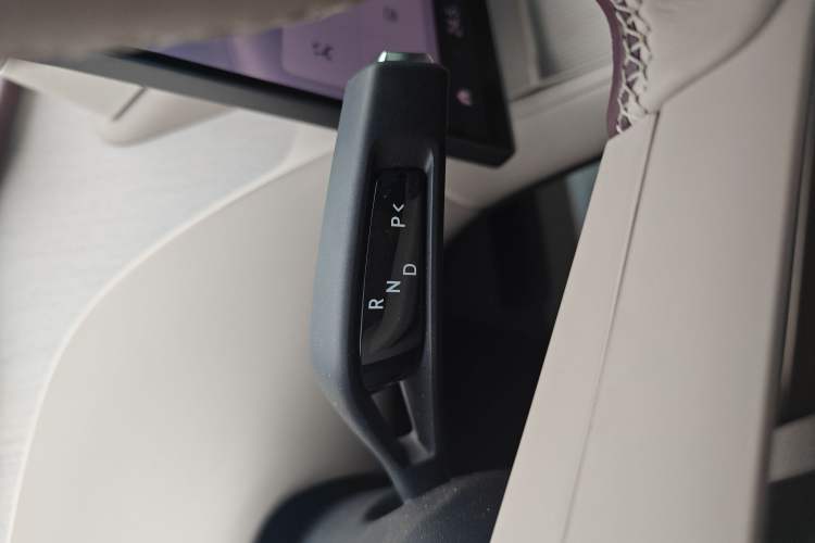Used Xiaomi Auto YU7 2025 Ultra-Long Range High-Performance All-Wheel-Drive Max Edition Gear Lever