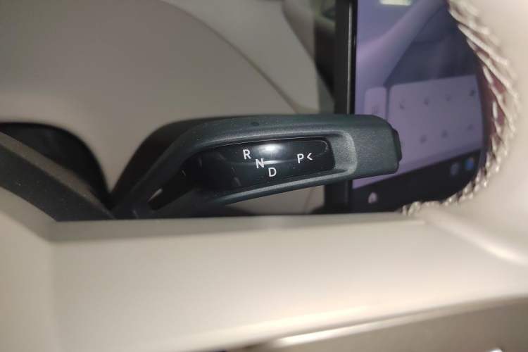 Used Xiaomi Auto YU7 2025 Ultra-Long Range High-Performance All-Wheel-Drive Max Edition Gear Lever