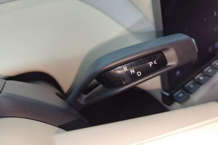 Used Xiaomi Auto YU7 2025 Ultra-Long Range High-Performance All-Wheel-Drive Max Edition Gear Lever