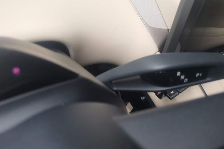 Used Xiaomi Auto YU7 2025 Ultra-Long Range High-Performance All-Wheel-Drive Max Edition Gear Lever