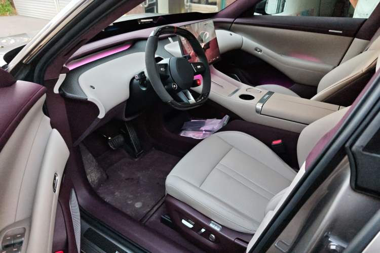 Used Xiaomi Auto YU7 2025 Ultra-Long Range High-Performance All-Wheel-Drive Max Edition Interior 3